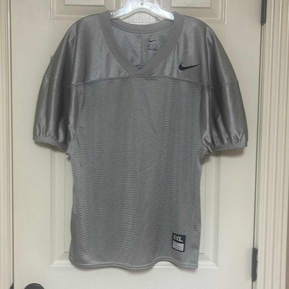 Nike gray jersey. Boys size XXL. Used but really good condition. See pictures.